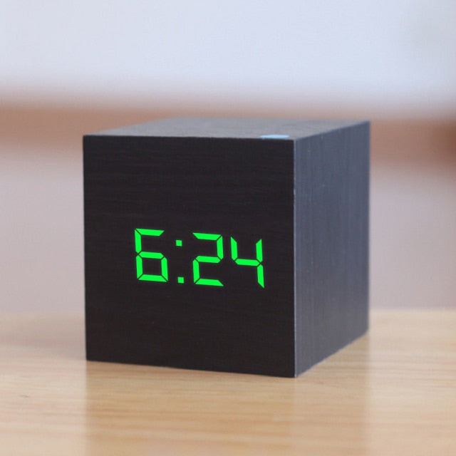 Minimalistisk digital vekkerklokke med LED-display