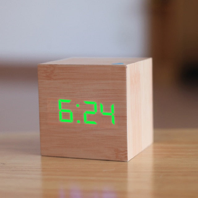 Minimalistisk digital vekkerklokke med LED-display