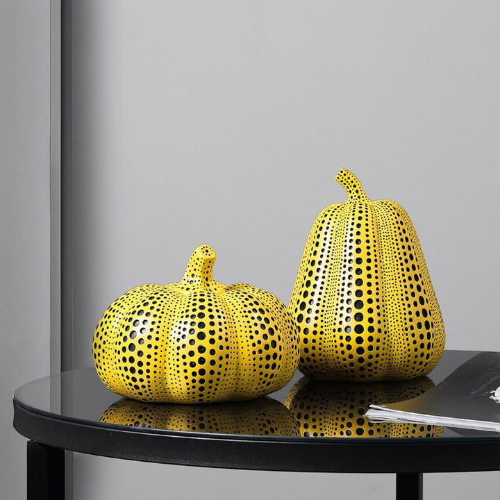 Minimalistisk Gresskar- och Dyreskulptur med Polkaprikker