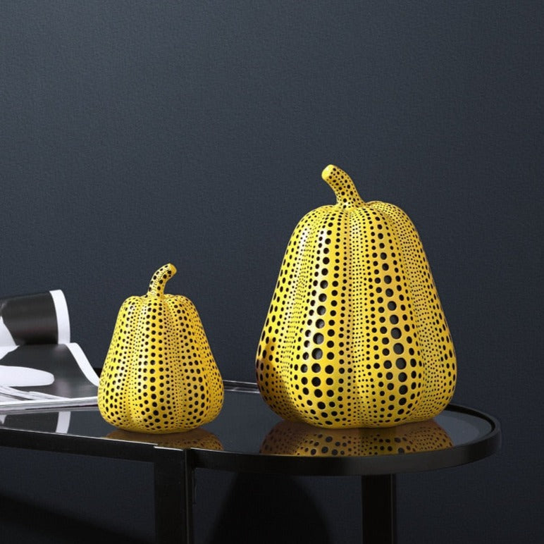 Minimalistisk Gresskar- och Dyreskulptur med Polkaprikker