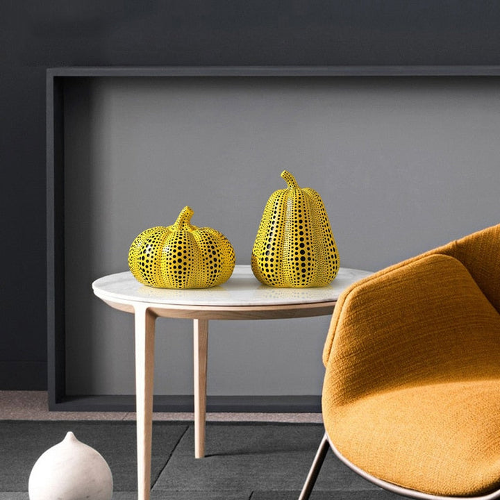 Minimalistisk Gresskar- och Dyreskulptur med Polkaprikker