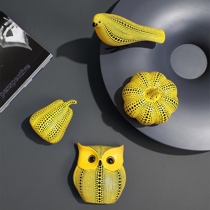 Minimalistisk Gresskar- och Dyreskulptur med Polkaprikker
