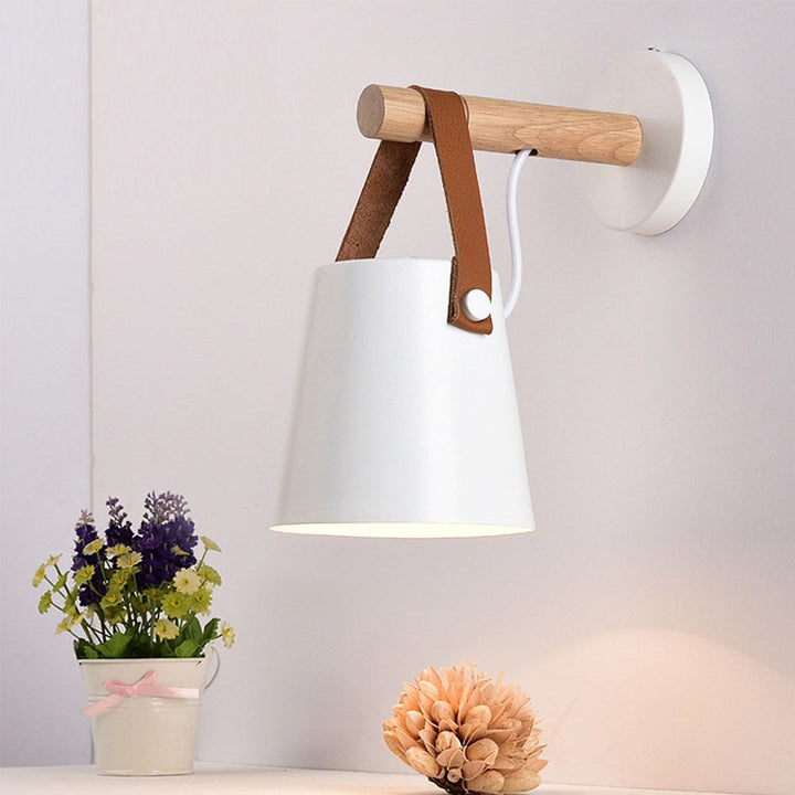 Nordisk Vägglampa i Trä för Vardagsrummet