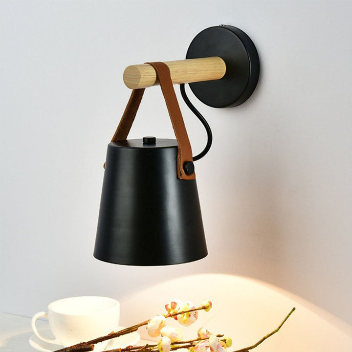 Nordisk Vägglampa i Trä för Vardagsrummet