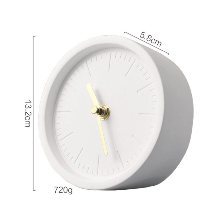 Nordisk Skrivebordsklokke i Sementstil – Minimalistisk Design