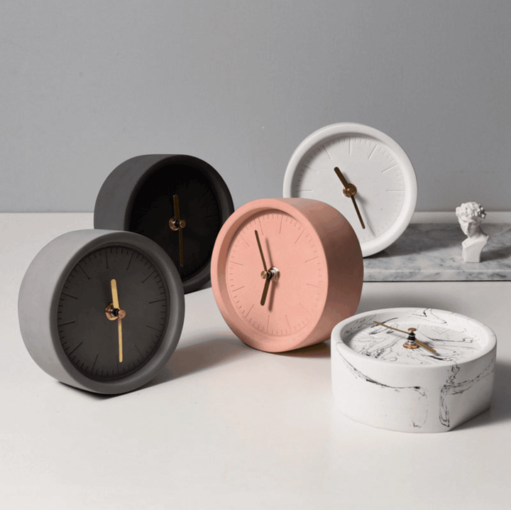 Nordisk Skrivebordsklokke i Sementstil – Minimalistisk Design