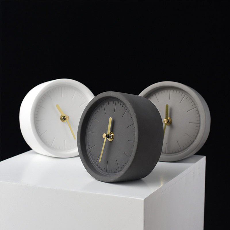 Nordisk Skrivebordsklokke i Sementstil – Minimalistisk Design