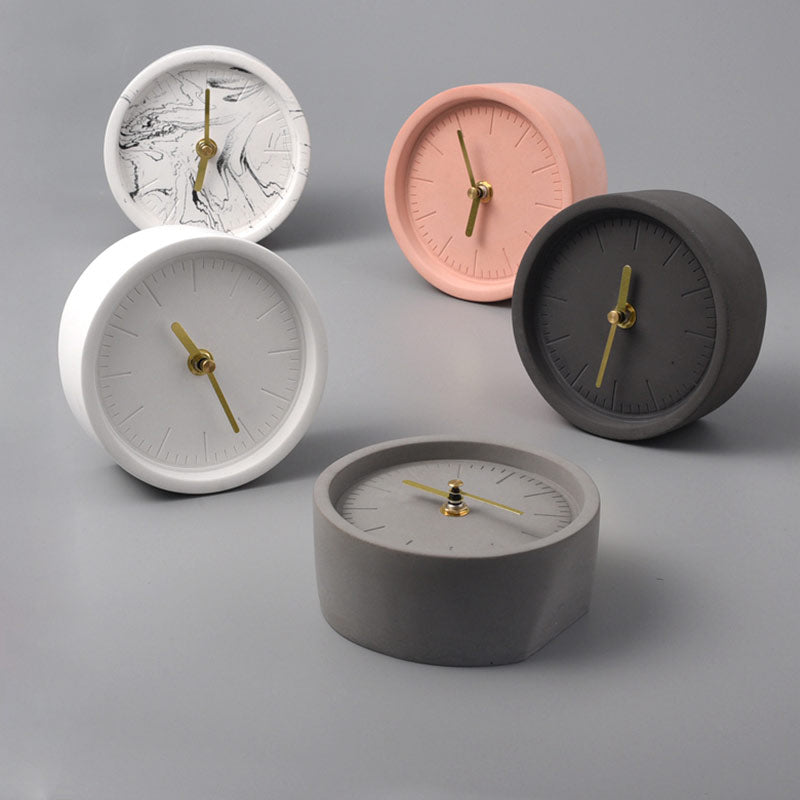 Nordisk Skrivebordsklokke i Sementstil – Minimalistisk Design