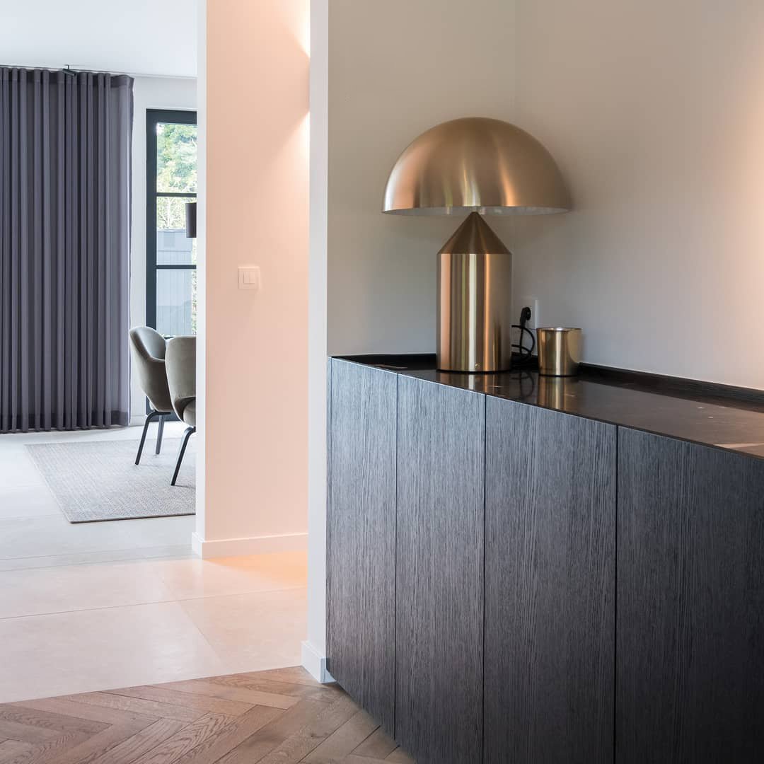 Modern Bordslampa med Geometrisk Design för Unikt Interiör
