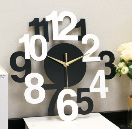 Modern Veggklokke med Asymmetrisk Design och Stilrent Uttryck