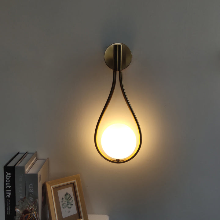 Elegant Nordisk Vägglampa – Skapa Stämning i Hemmet