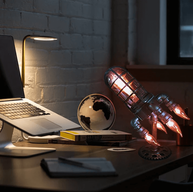 Retro Rakettlampe: Unik Steampunk Dekorasjon med LED Flammeeffekt