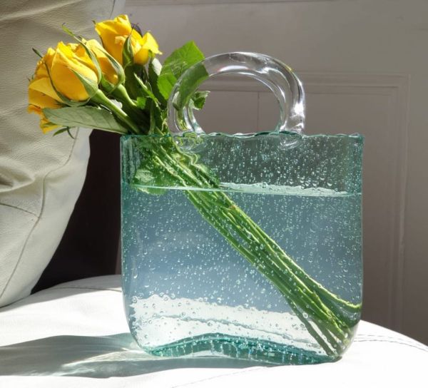 Unik Handväskavase i Glas – Elegant Interiördetalj