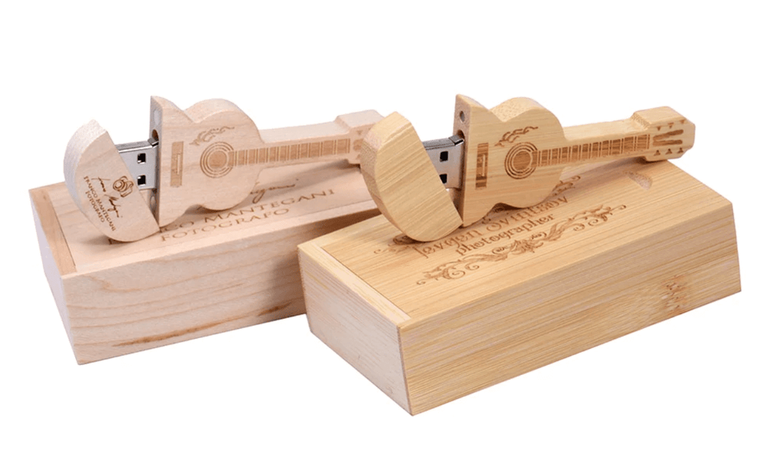 USB-minnepinne i trä gitarform