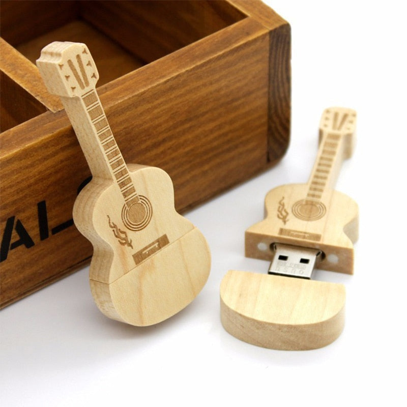 USB-minnepinne i trä gitarform