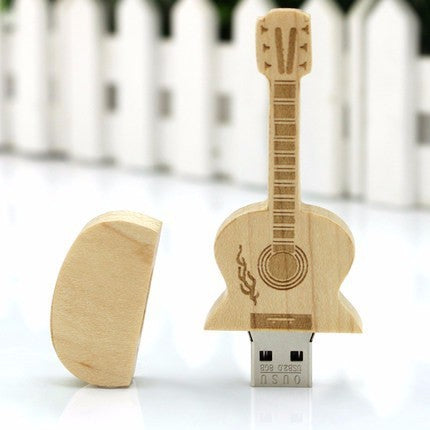 USB-minnepinne i trä gitarform