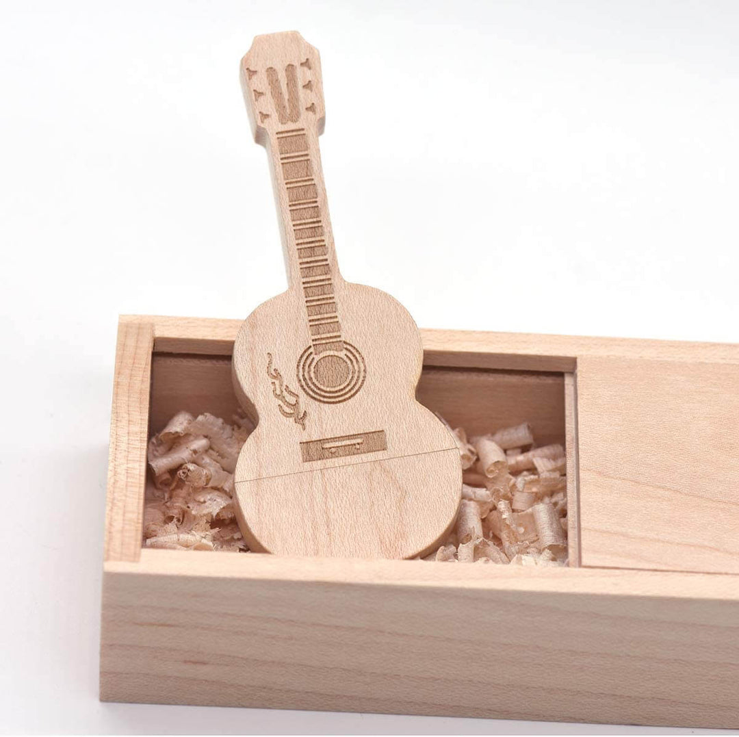 USB-minnepinne i trä gitarform